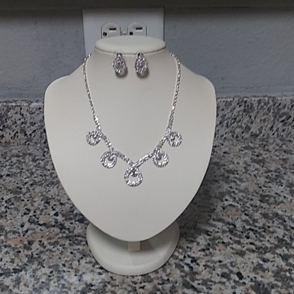 New beautiful set of necklace and earrings - Picture 1 of 2